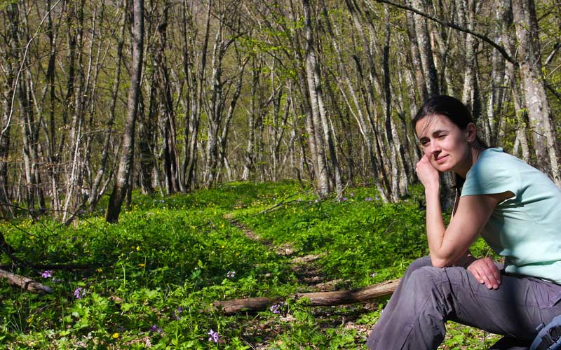 frau im wald